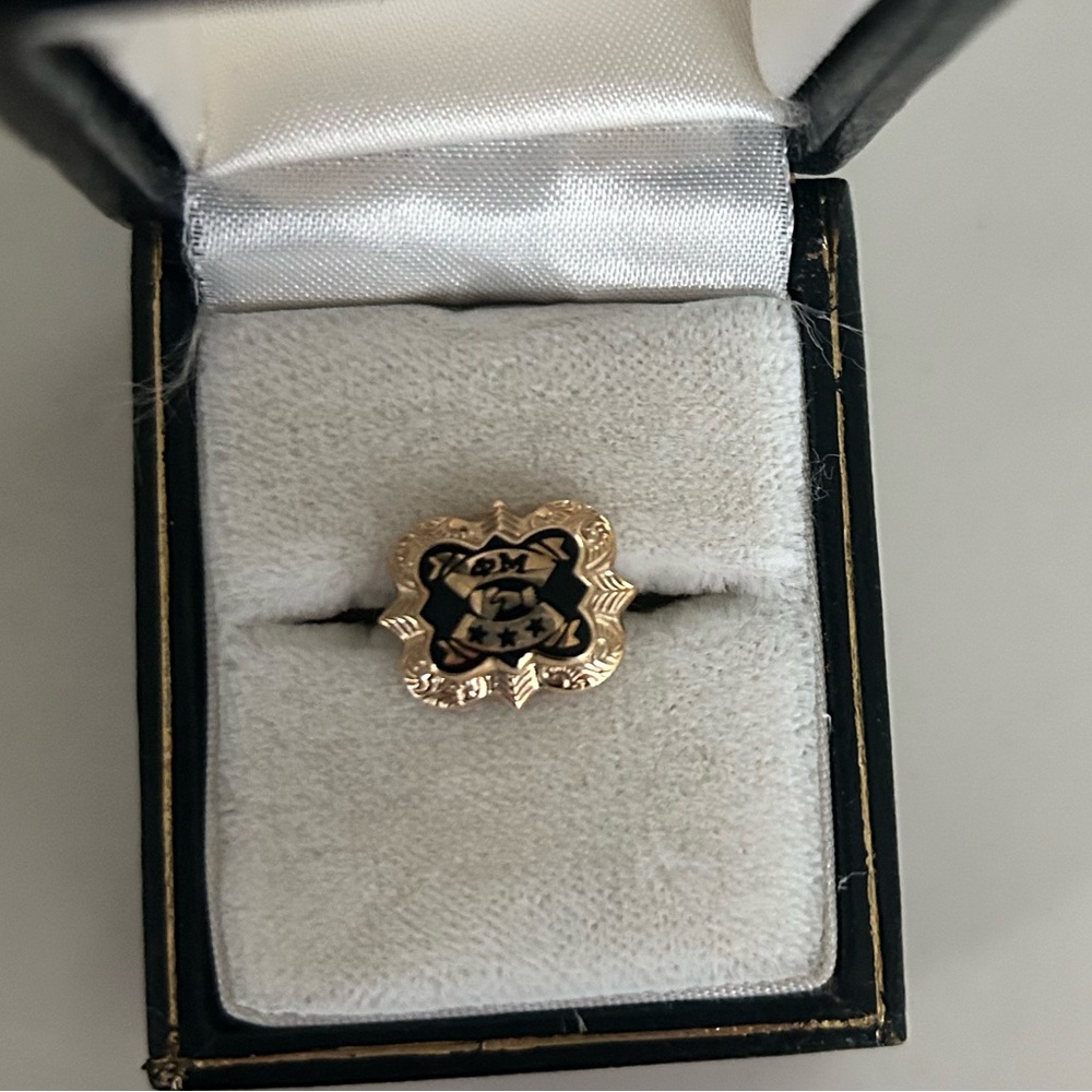 Phi Mu initiation badge
